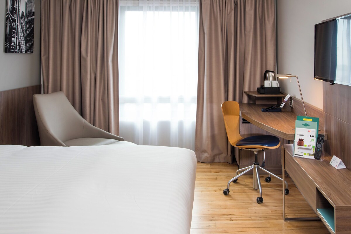 Standaard kamer, 1 tweepersoonsbed | Een kluis op de kamer, een bureau, een laptopwerkplek
