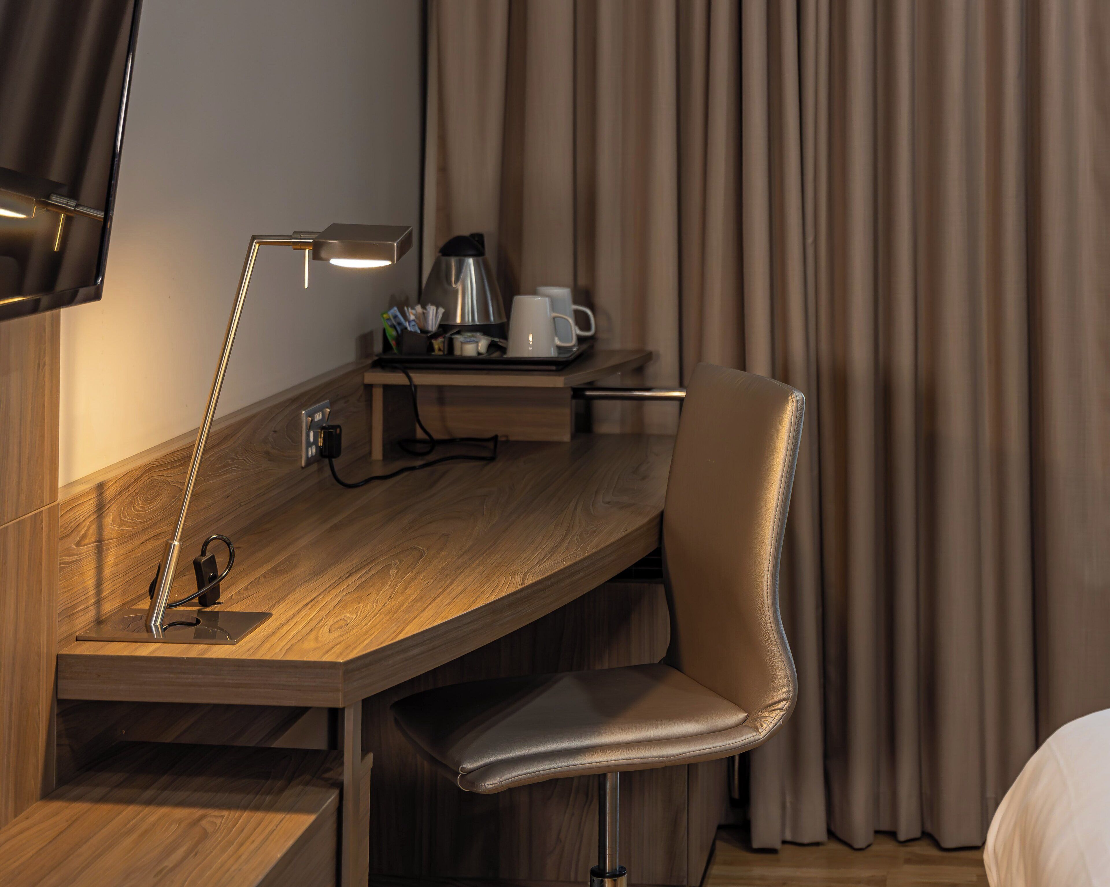 Safe på rommet, skrivebord og skrivebord for bærbar PC