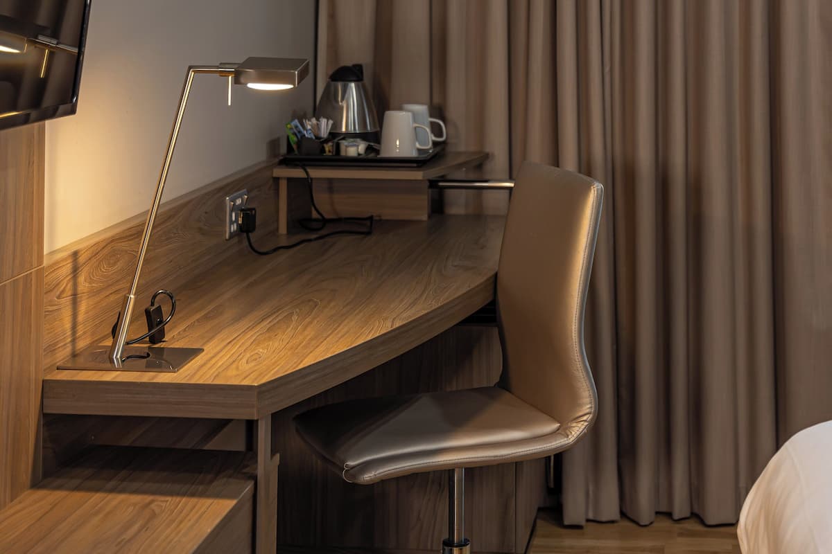 Safe på rommet, skrivebord og skrivebord for bærbar PC