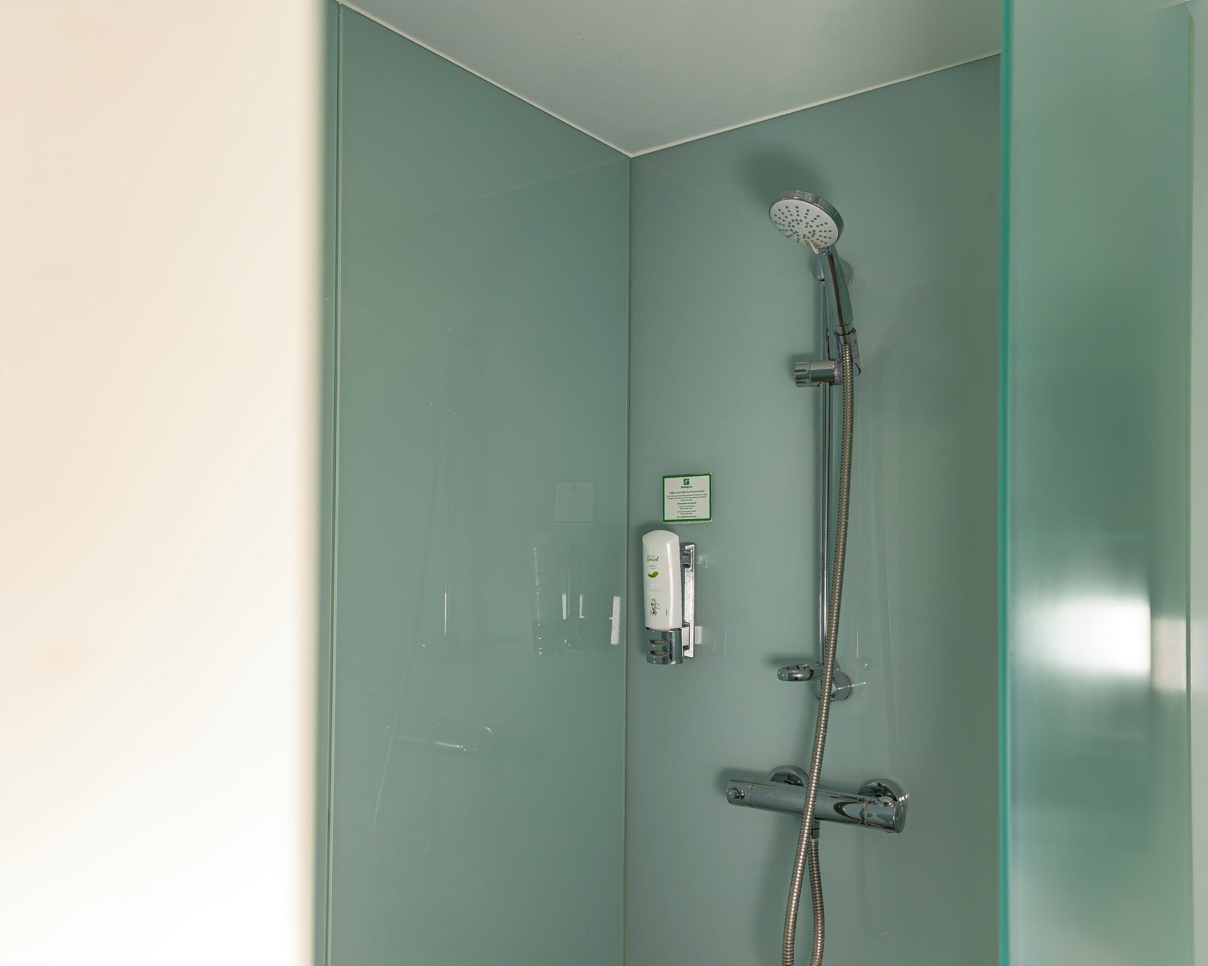 Caja de seguridad en la habitación y escritorio 