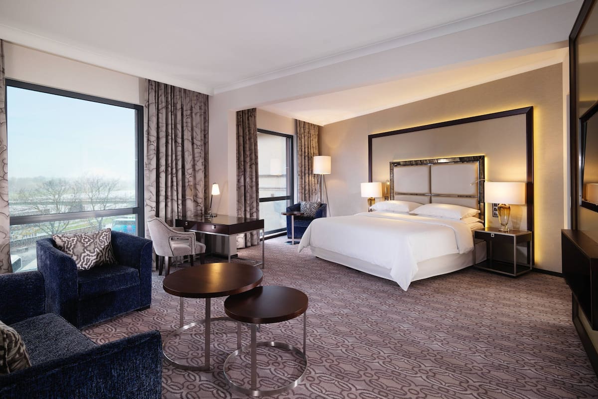 Deluxe Suite, 1 Bedroom, Non Smoking | 1 bedroom, premium bedding, minibar, in-room safe