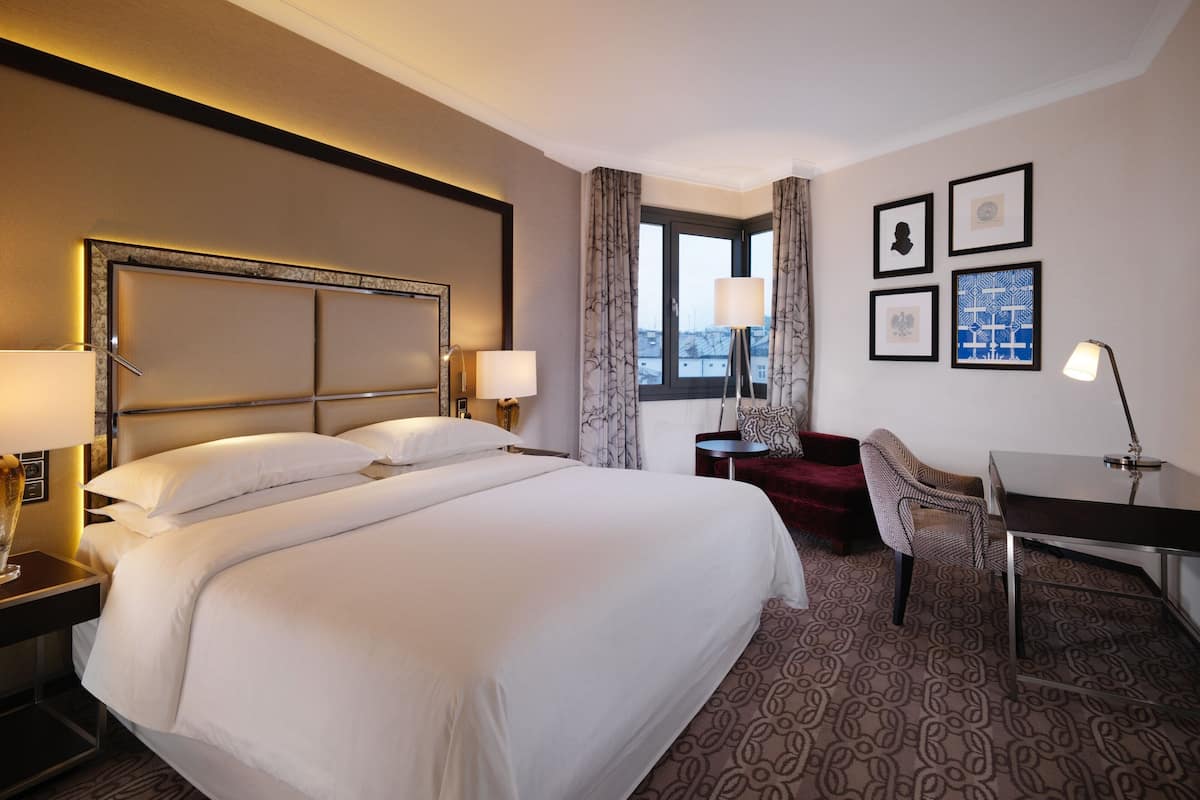 1 bedroom, premium bedding, minibar, in-room safe