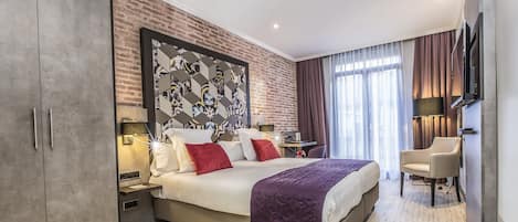 Quarto conforto | Cofres nos quartos, escrivaninha, quartos à prova de som