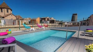 Een seizoensgebonden buitenzwembad