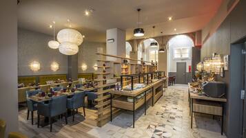 Petit déjeuner buffet (16 EUR par personne)