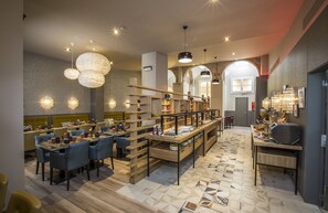 Tägliches Frühstücksbuffet (16 EUR pro Person)