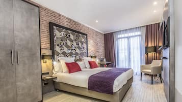 Comfort Room | In-room safe, desk, soundproofing, free WiFi