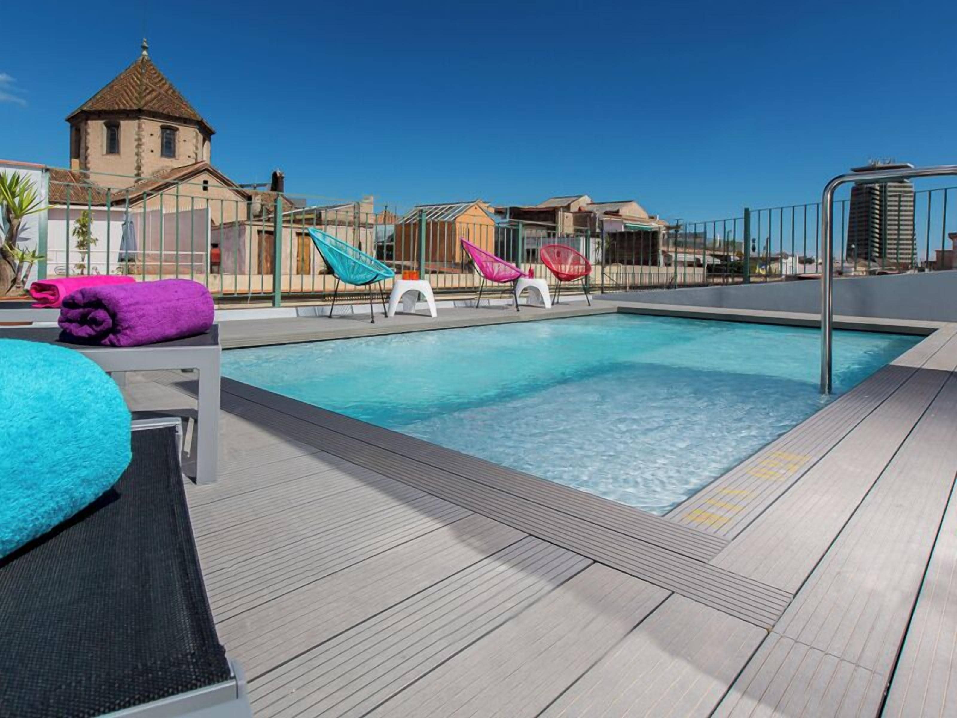 สระว่ายน้ำกลางแจ้งเปิดตามฤดูกาล