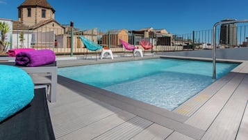 Una piscina al aire libre de temporada