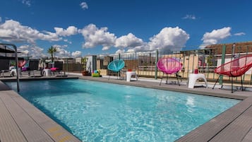 Una piscina al aire libre de temporada