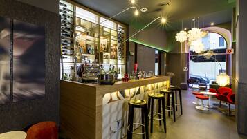 Bar sur le toit, vue sur la piscine, ouvert tous les jours