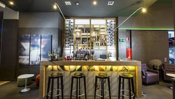 Bar en la azotea, con vista a la alberca, abre todos los días