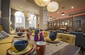 Café da manhã com buffet todos os dias mediante uma taxa