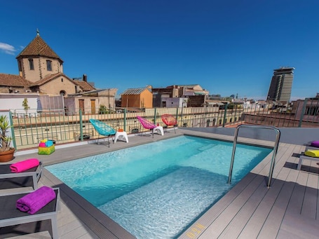 Una piscina al aire libre de temporada