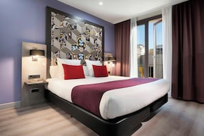 A modern hotel room with a large bed, two bedside tables, a decorative wall panel, and a view of the outside. - Leonardo Hotel Barcelona Las Ramblas (Barcelona)