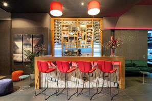 Rooftop bar, poolside views, open daily - Leonardo Hotel Barcelona Las Ramblas (Barcelona)