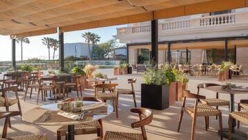 3 restaurantes; se sirven desayunos, almuerzos, cenas y brunches