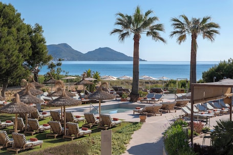 Innenpool, Außenpool, Sonnenschirme, Liegestühle. Sarena de Muro Resort Mallorca, part of Destination by Hyatt