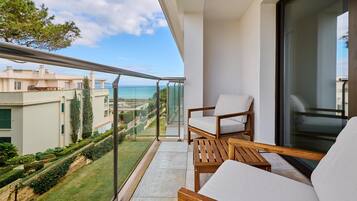 Deluxe-Zimmer, 1 King-Bett, Balkon, eingeschränkter Meerblick | Ausblick vom Zimmer