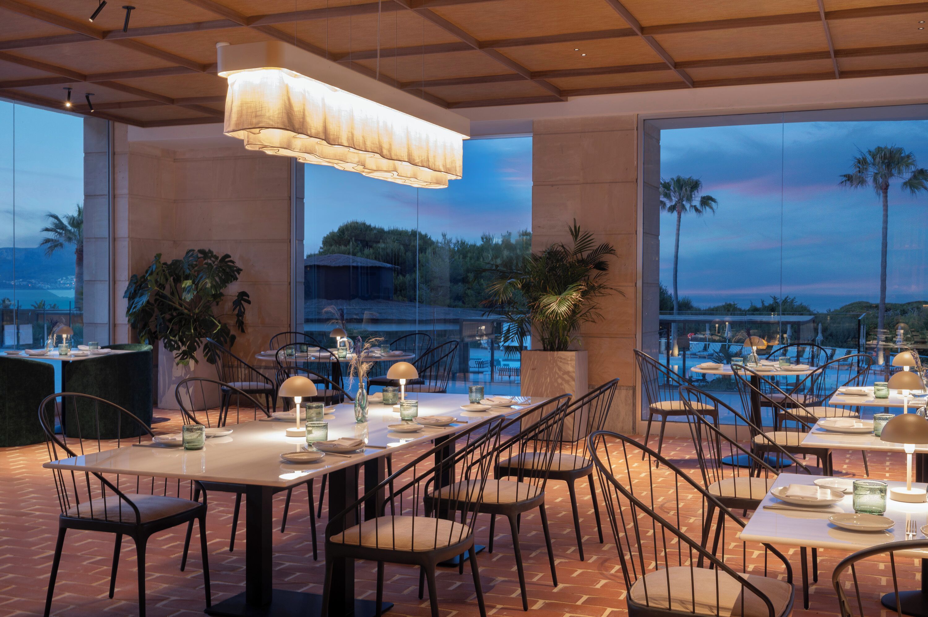 3 restaurants; breakfast, lunch, dinner, and brunch served