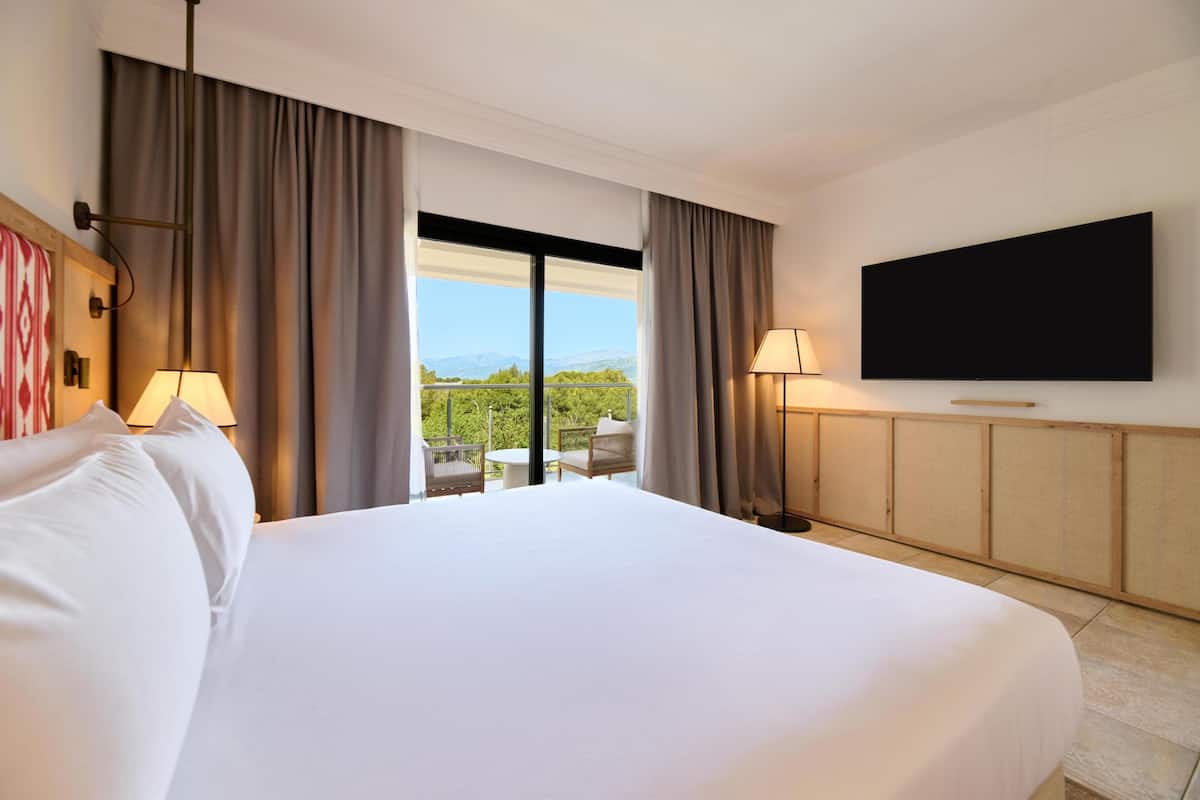 Minibar, in-room safe, laptop workspace, iron/ironing board