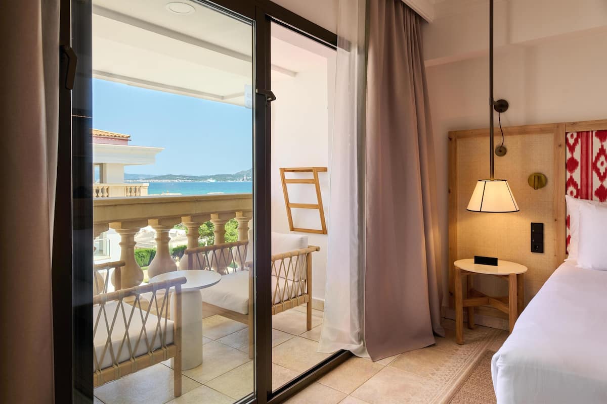 Minibar, in-room safe, laptop workspace, iron/ironing board