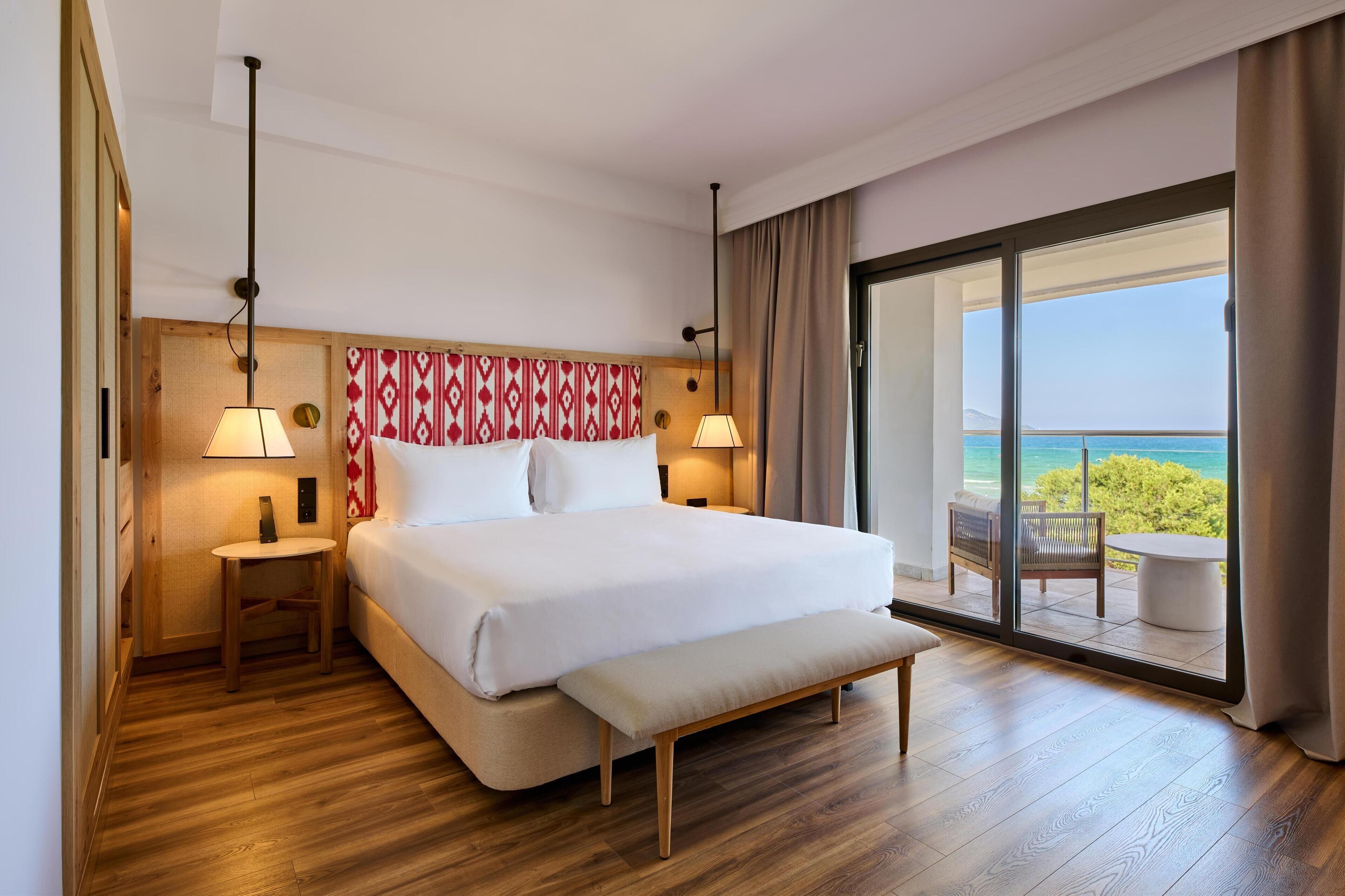 Minibar, két bảo mật tại phòng, khu vực làm việc phù hợp cho laptop 