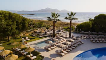 Piscine couverte, piscine extérieure, parasols de plage, chaises longues