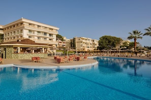 Piscina coperta, piscina all'aperto, ombrelloni da piscina, lettini
