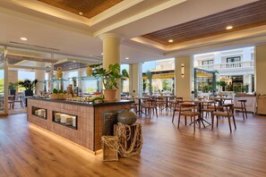 3 restauranter; serverer morgenmad, frokost og middelhavsretter