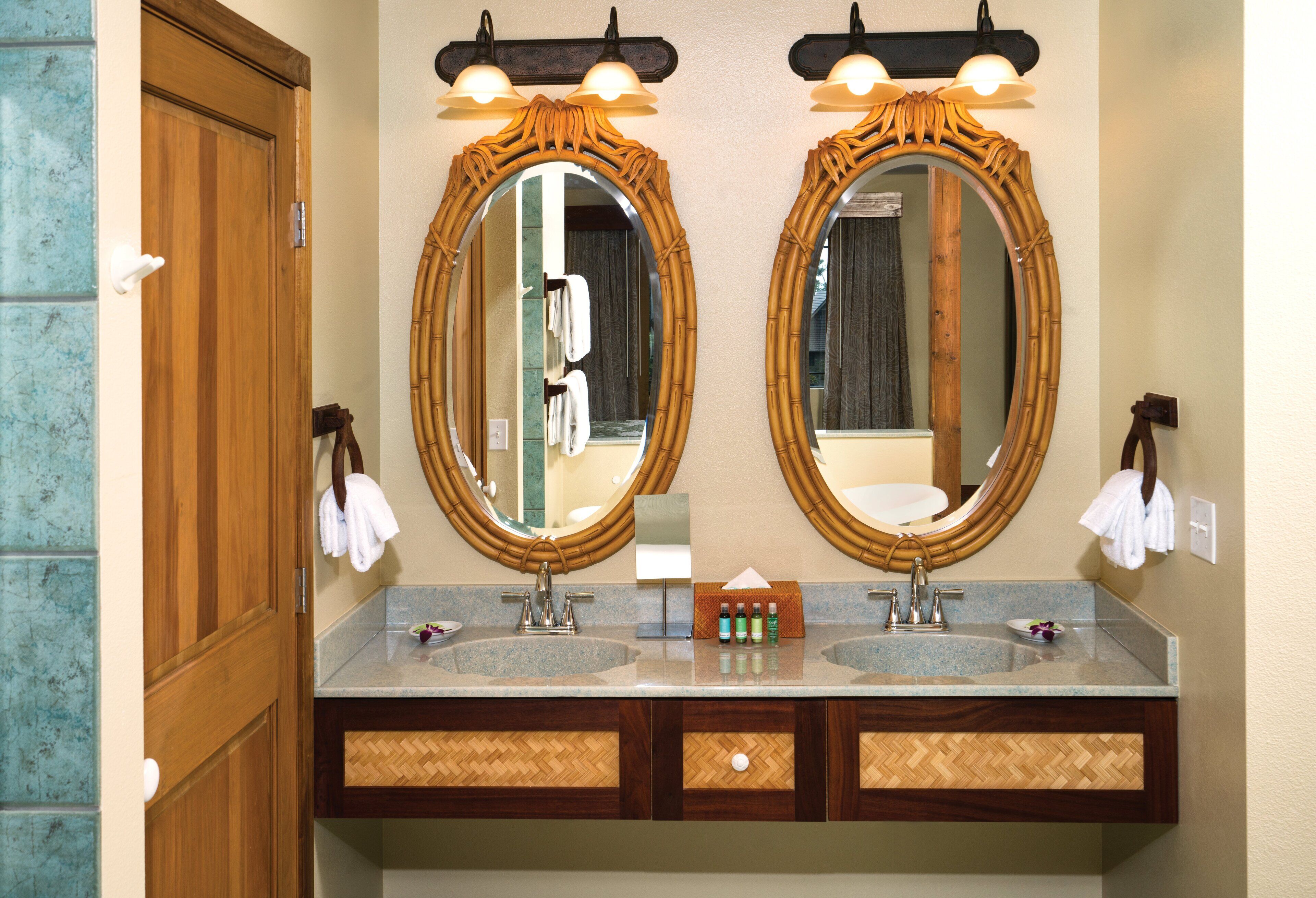 Une salle de bain avec deux lavabos, un miroir et un meuble en bois.