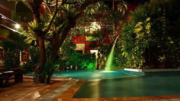 Piscina all'aperto, ombrelloni da piscina, lettini