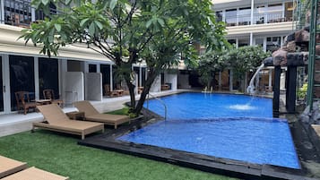 Piscina all'aperto, ombrelloni da piscina, lettini