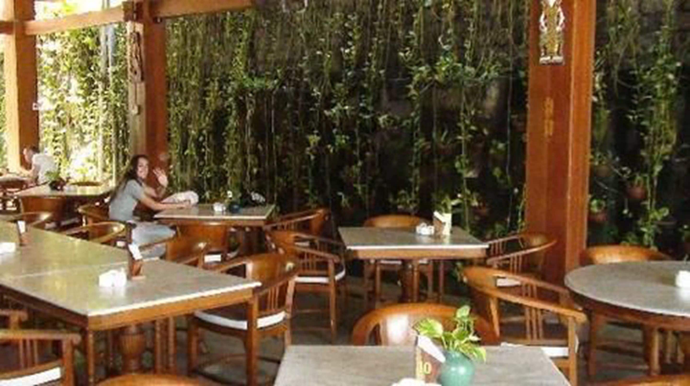 breakfast, lunch and dinner served