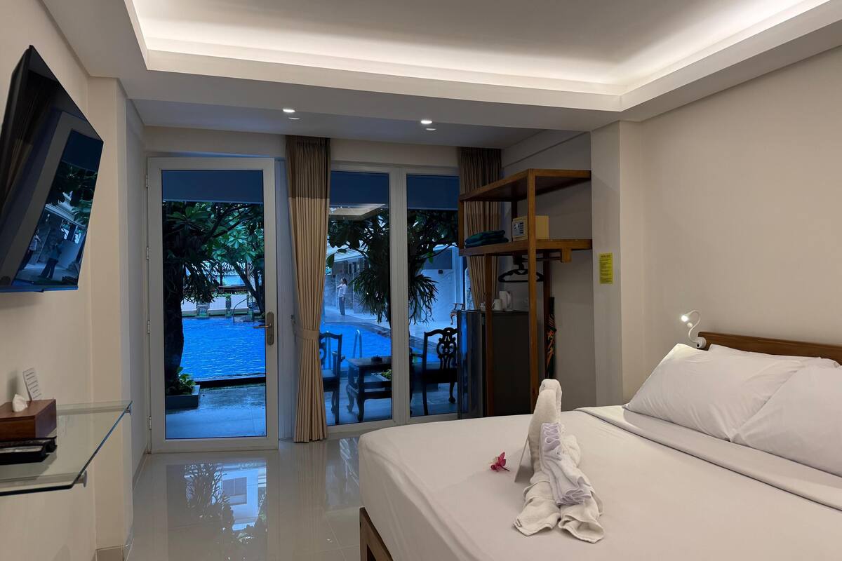 standard double room, 1 king bed | in-room safe, individually furnished, desk, laptop workspace