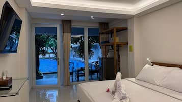 Kamar Double Standar, 1 Tempat Tidur King | Brankas, dilengkapi dengan perabotan berbeda-beda, dan meja kerja