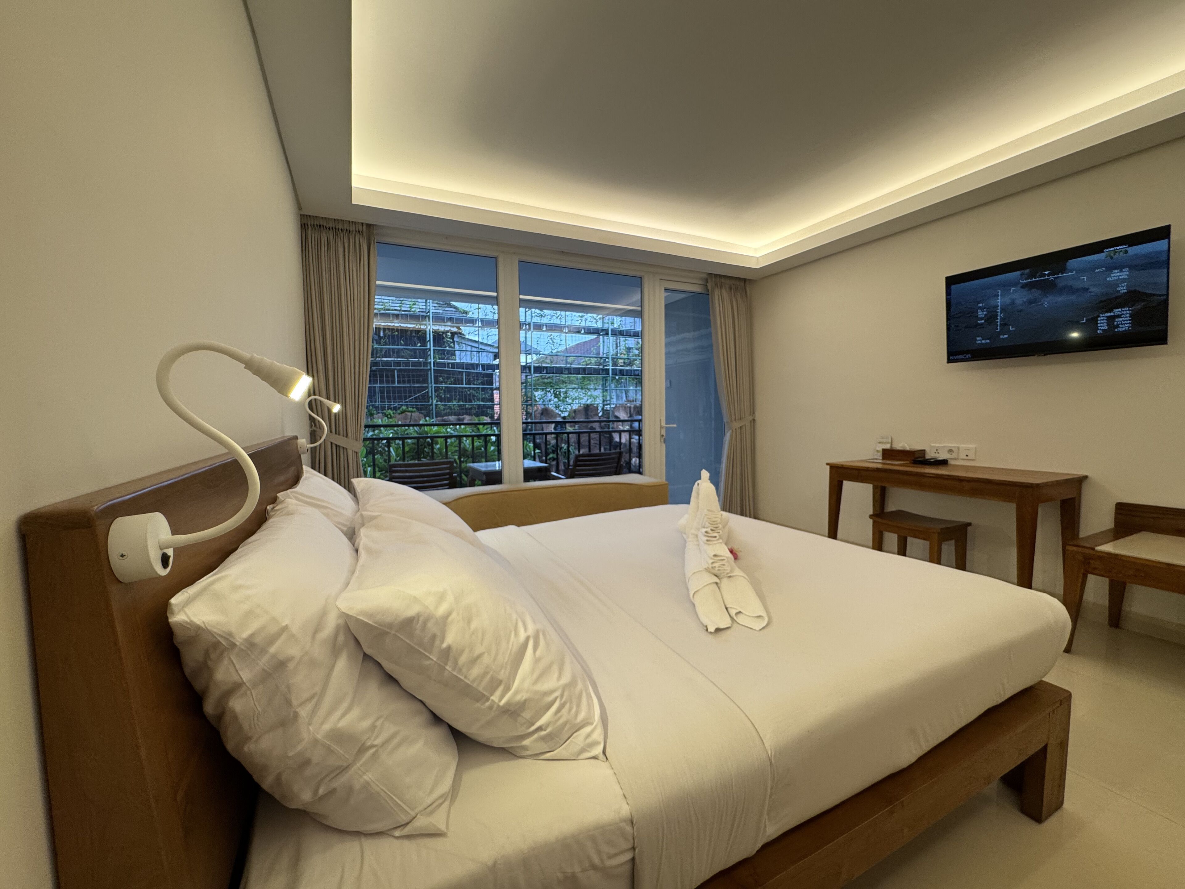 standard double room, 1 king bed | in-room safe, individually furnished, desk, laptop workspace