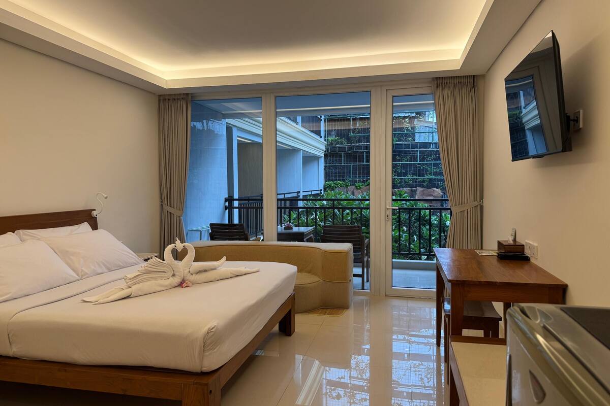 standard double room, 1 king bed | in-room safe, individually furnished, desk, laptop workspace