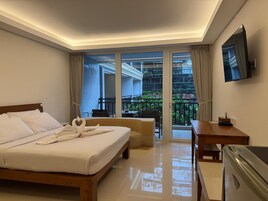 Habitación estándar doble, 1 cama de matrimonio grande | Caja fuerte, mobiliario individual, escritorio