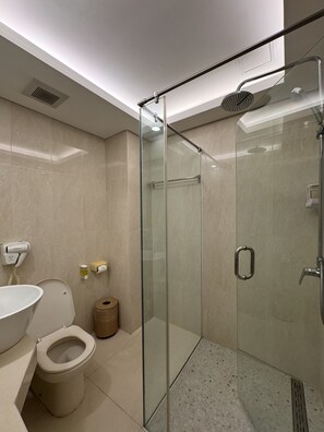 Standard Double Room, 1 King Bed | Bathroom | Shower, rainfall showerhead, hair dryer, bidet - Green Garden Hotel (Kuta)