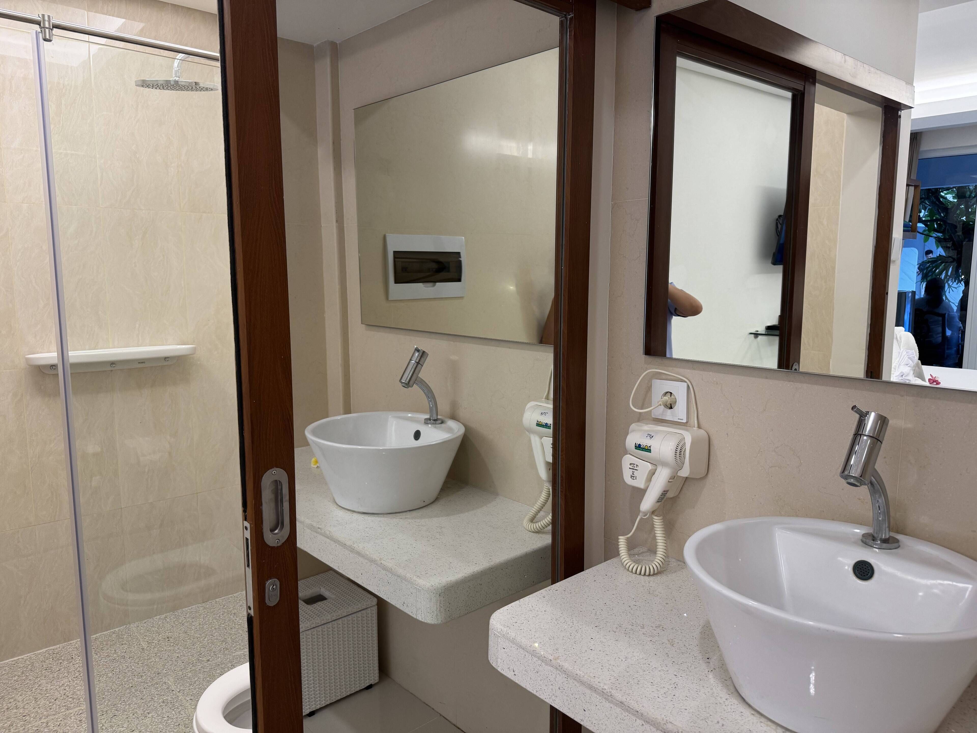 standard double room, 1 king bed | bathroom sink