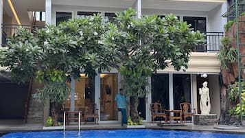 Doppia Standard, 1 letto king | Una cassaforte in camera, con arredamento individuale, una scrivania