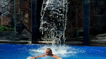 Kolam renang outdoor, dengan payung kolam renang dan kursi berjemur