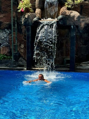 Outdoor pool, open 8:00 AM to 10:00 PM, pool umbrellas, sun loungers - Green Garden Hotel (Kuta)