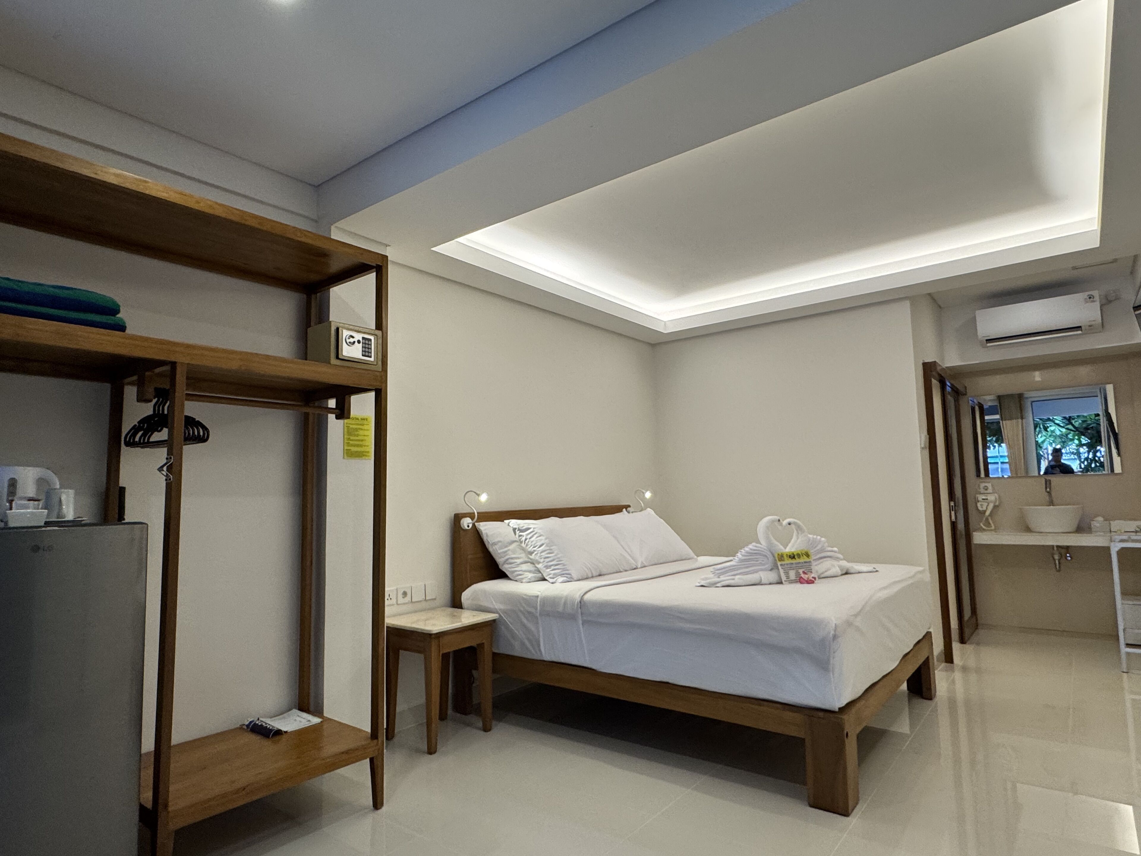 standard double room, 1 king bed | in-room safe, individually furnished, desk, laptop workspace