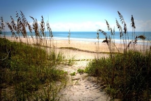 Am Strand, weißer Sandstrand, Cabañas (gegen Gebühr), Liegestühle