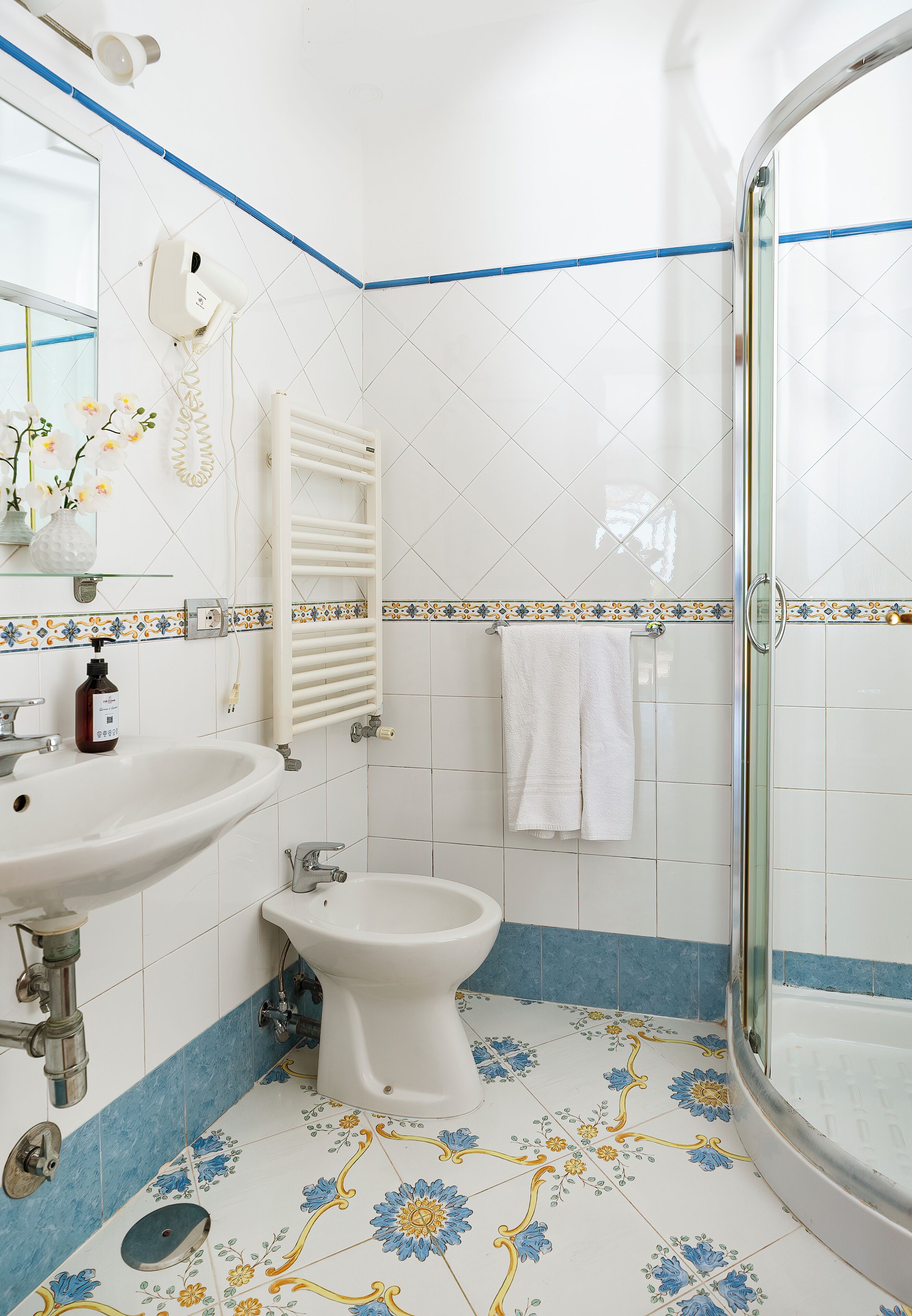 standard triple room, sea view | bathroom | shower, free toiletries, hair dryer, bidet