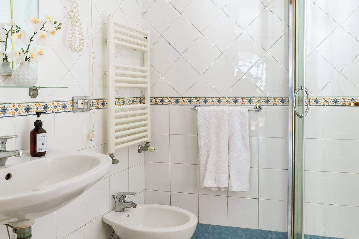 standard triple room, sea view | bathroom | shower, free toiletries, hair dryer, bidet