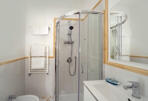 Dobbeltrom – standard, sjøutsikt | Bad | Dusj, toalettartikler (inkludert), hårføner og bidé