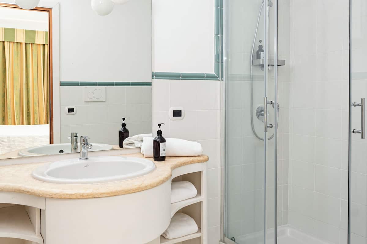 standard triple room | bathroom | shower, free toiletries, hair dryer, bidet